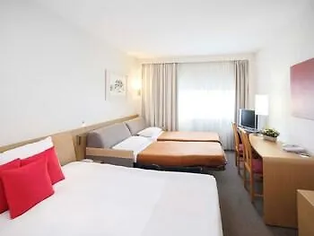 Novotel Paris Le Pont מלון